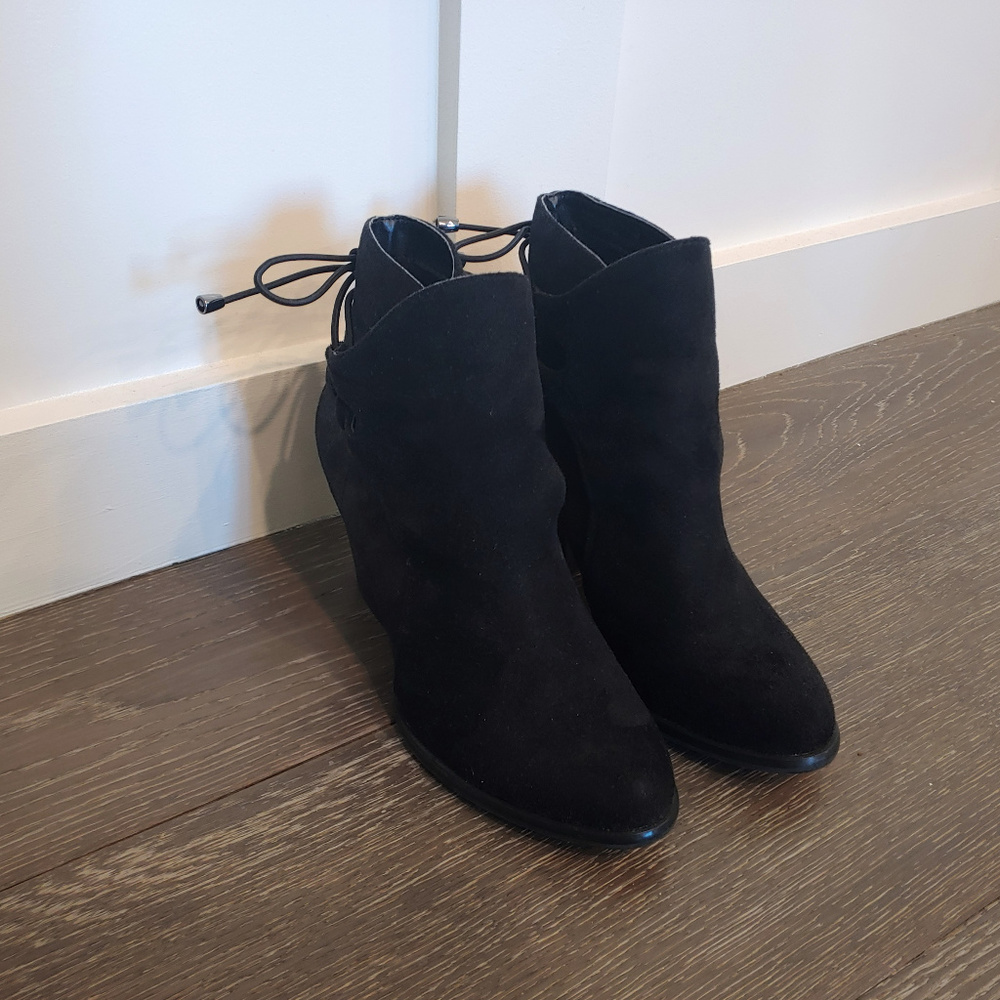 Cute Dirty Laundry Booties (size 6)